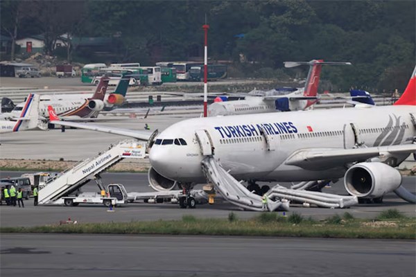 Máy bay Turkish Airlines chở gần 300 người bị cháy khi hạ cánh ở Nepal