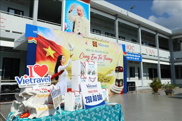 Vietravel Hà Nội trao tặng 250 áo dài, kết nối du lịch với di sản và giá trị hòa bình