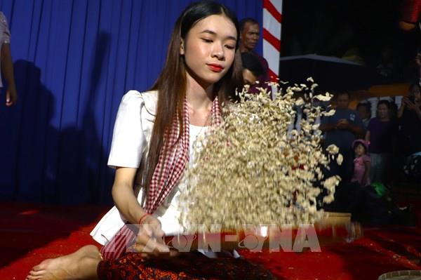 Những hạt cốm dẹp chở che ký ức bao thế hệ người Khmer