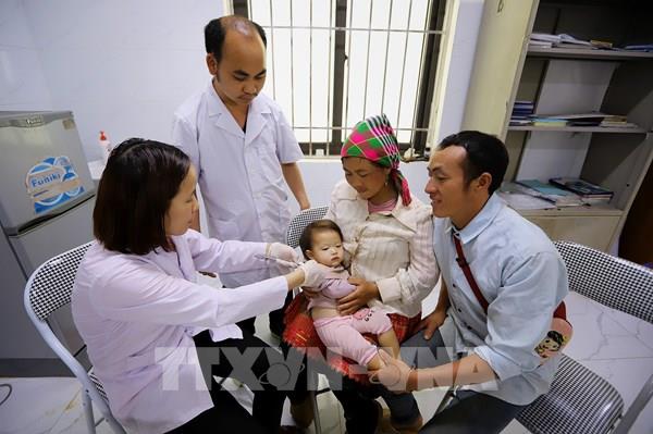 Chùm ảnh: Những thiên thần áo trắng bám bản ở vùng biên Sơn La