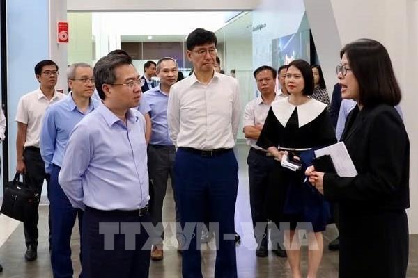 Trưởng ban Chính sách, chiến lược Trung ương Nguyễn Thanh Nghị khảo sát tại Trung tâm Nghiên cứu và Phát triển Samsung Việt Nam