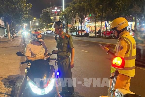 Du lịch Khánh Hòa "đau đầu" xử lý khách nước ngoài quậy phá