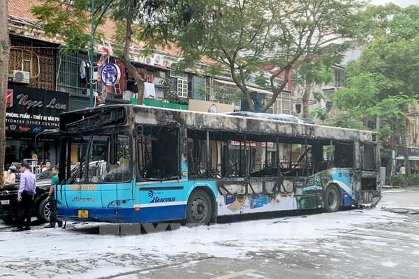 Cháy xe buýt trên phố Lý Thường Kiệt, Hà Nội