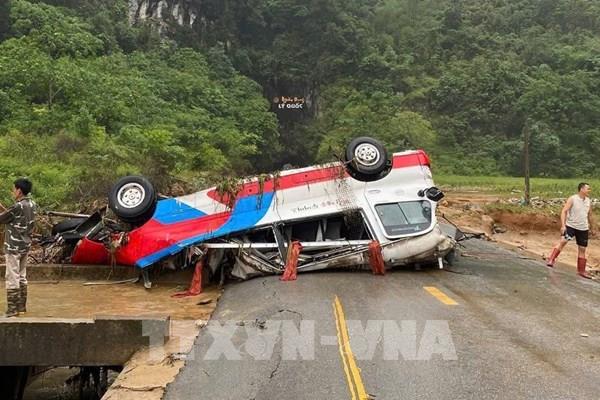 Mưa lớn gây ngập úng, sạt lở nghiêm trọng ở Cao Bằng, xe khách bị cuốn trôi