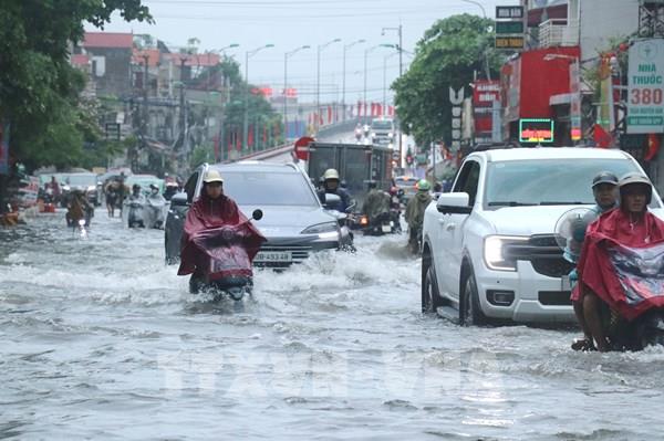 Mưa lớn kèm dông lốc, sét gây nhiều thiệt hại tại các địa phương