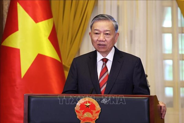 Ánh sáng Hồ Chí Minh soi đường cho chúng ta đi