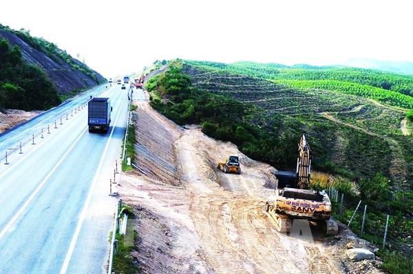 Tăng tốc thi công cao tốc Cam Lộ - La Sơn giữa thời tiết bất lợi