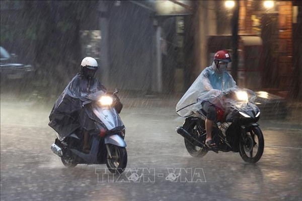 Cảnh báo mưa dông kèm lốc sét, mưa đá ở nội thành Hà Nội