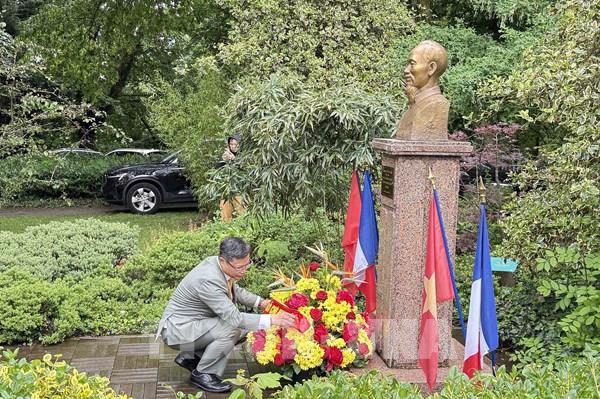 136 năm Ngày sinh Chủ tịch Hồ Chí Minh: Dâng hoa tưởng niệm Bác Hồ tại Pháp