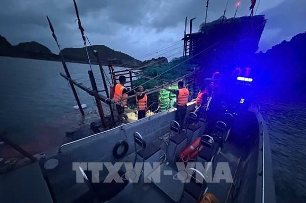 Biên phòng Quảng Ninh cứu 8 ngư dân gặp nạn trên biển Cô Tô lúc rạng sáng