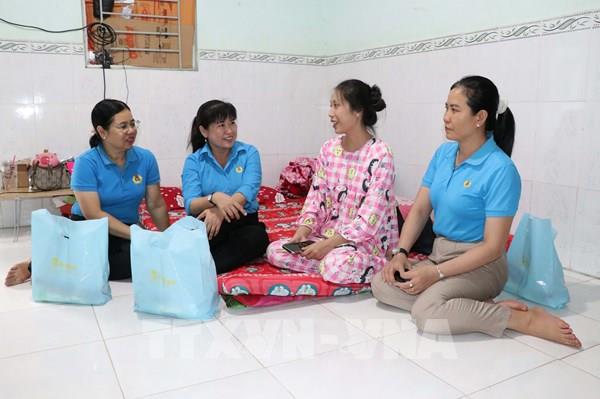 Ấm lòng những phần quà trao tay công nhân xa quê nơi xóm trọ
