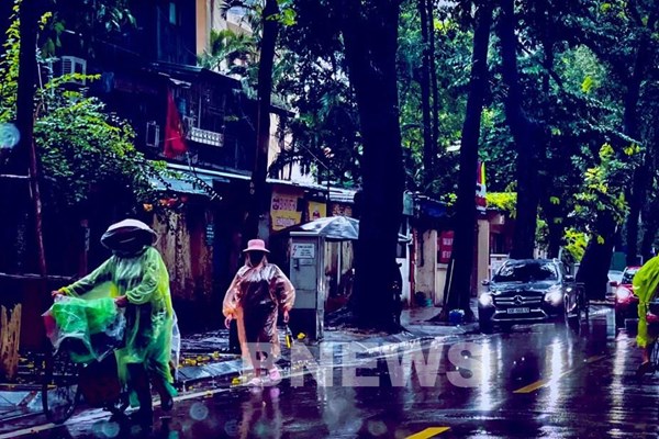 Đề phòng dông lốc chiều nay tại nhiều khu vực nội thành Hà Nội