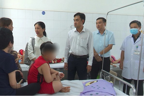 Vụ nghi ngộ độc thực phẩm ở phường Sa Đéc: 60 người sức khỏe ổn định, 2 ca chuyển nặng