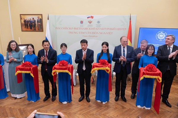 Nhà xuất bản Giáo dục Việt Nam trao tặng “Tủ sách Việt Nam” tại Nga