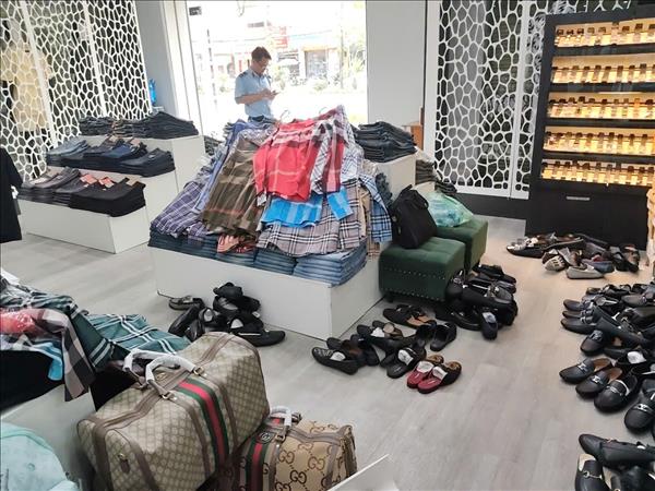 Thu giữ gần 2.000 sản phẩm thời trang nghi giả nhãn hiệu