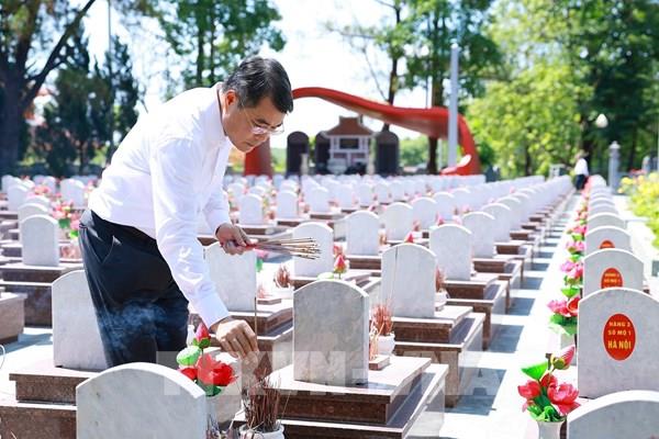 Thủ tướng Lê Minh Hưng tri ân các anh hùng liệt sĩ tại tỉnh Quảng Trị