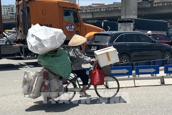 Nắng nóng đỉnh điểm bao trùm, lao động ngoài trời gồng mình mưu sinh​