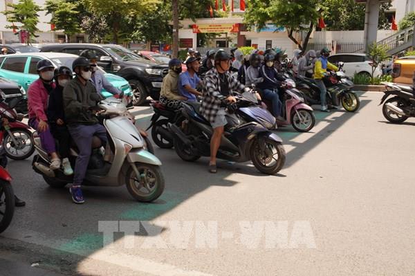 Hà Nội "gồng mình" trong đợt nắng nóng gay gắt gần 40 độ C