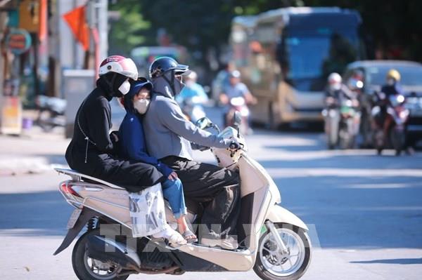 Hình ảnh người dân Thủ đô ứng phó với đợt nắng nóng gay gắt
