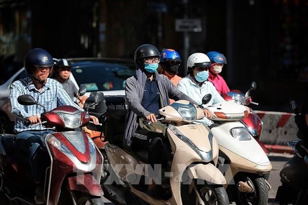 Người dân Hà Nội chống chọi với cái nắng gay gắt đầu Hè