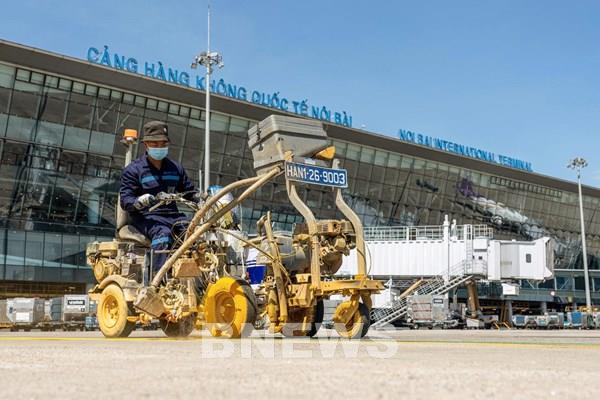 Nỗ lực xuyên nắng nóng, đảm bảo an toàn bay tại "chảo lửa" Nội Bài