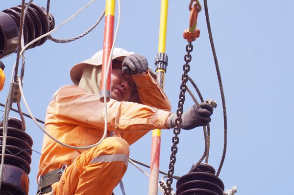 Giảm áp lực cho hệ thống điện quốc gia giữa cao điểm nắng nóng