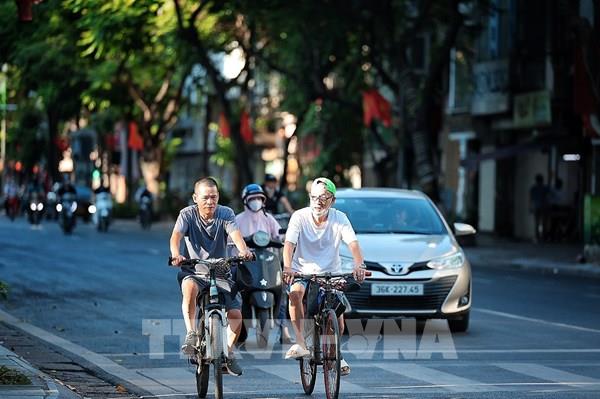Người dân Thủ đô đổi nhịp sống để tránh nóng