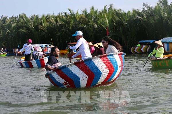 Trải nghiệm thuyền thúng trong ngôi làng đẹp nhất thế giới