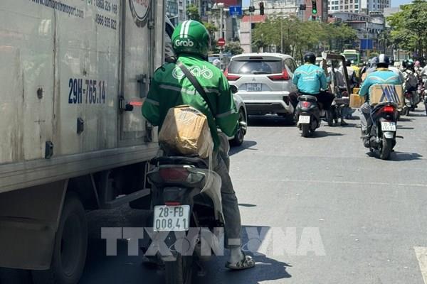 Những bóng người nhọc nhằn bám đường ngày Hà Nội nóng gay gắt