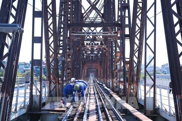 Hà Nội sửa chiếu sáng 19 tuyến đường, hạn chế thi công giờ cao điểm