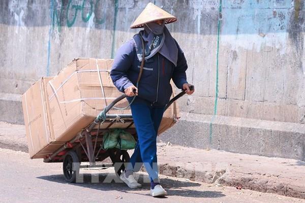 Hà Nội: Muôn kiểu vượt ải nắng nóng ở chợ Đồng Xuân