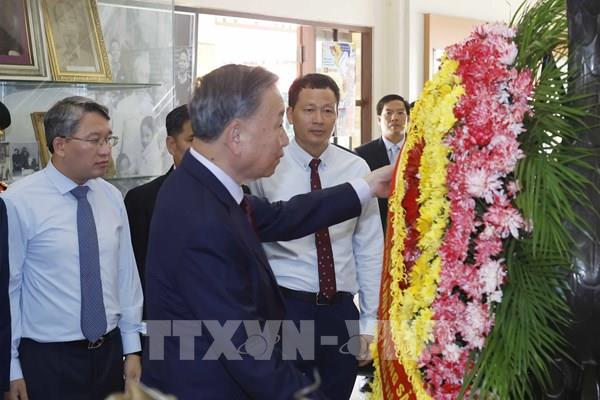 Tổng Bí thư, Chủ tịch nước Tô Lâm dâng hương tưởng niệm Chủ tịch Hồ Chí Minh tại Thái Lan