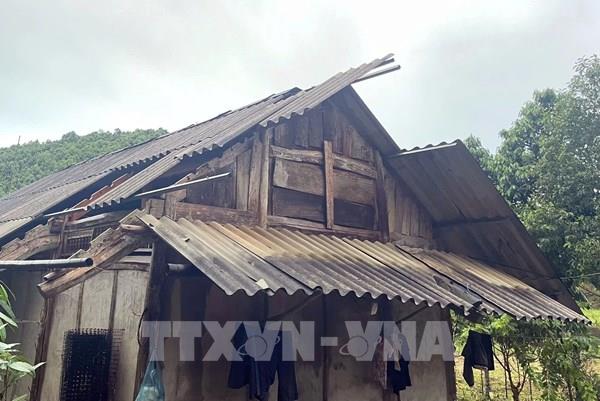 Dông lốc khiến một người bị thương và 35 ngôi nhà tốc mái ở Lào Cai