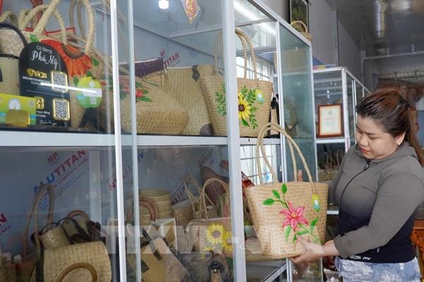 Loài cỏ vùng biên An Giang hóa túi xách thời trang