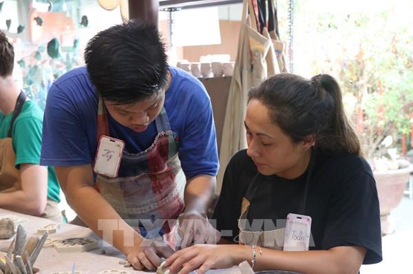 Mái nhà đặc biệt ở Huế: Nơi phế liệu và những phận đời cùng hồi sinh