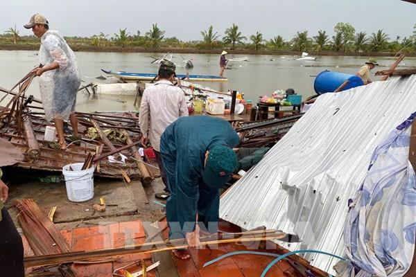 Dông lốc tại Cà Mau làm nhiều người bị thương, nhà sập và tốc mái