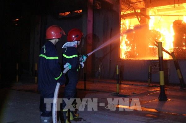 Cháy lớn tại công ty sản xuất giấy, bìa ở Hưng Yên