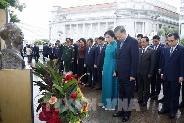 Tổng Bí thư, Chủ tịch nước Tô Lâm dâng hoa tưởng niệm Chủ tịch Hồ Chí Minh tại Singapore