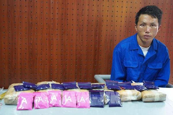 Bắt giữ đối tượng vận chuyển trái phép 17 bánh ma túy qua biên giới​