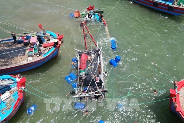 Sóng lớn làm chìm tàu cá công suất lớn của ngư dân Nghệ An