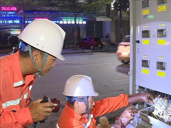 Theo chân những người giữ dòng điện thông suốt giữa cao điểm nắng nóng