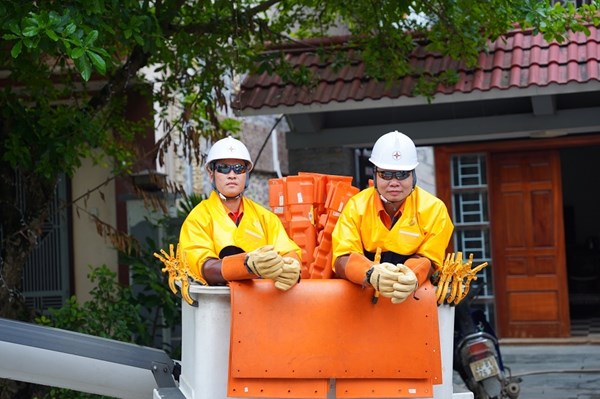 Đội sửa chữa Hotline kiên cường bám lưới giữa cao điểm nắng nóng