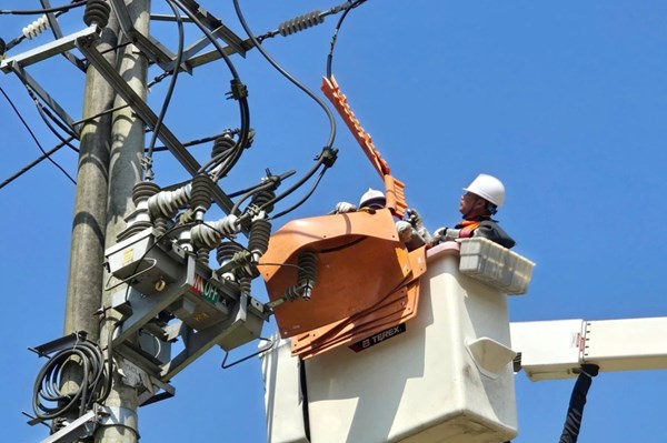 Phụ tải điện lập đỉnh, công nhân căng mình đảm bảo cung cấp điện