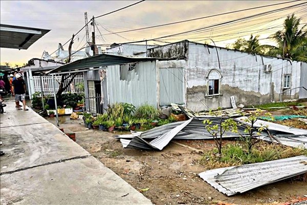 Mưa kèm dông lốc, sét gây nhiều thiệt hại tại các địa phương