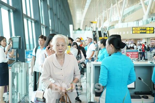 Vietnam Airlines giảm 15% giá vé cho người cao tuổi trên kênh trực tuyến