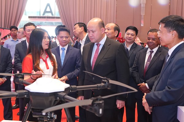 Viettel Post và Metfone ra mắt thương hiệu chuyển phát Metfone Express tại Campuchia