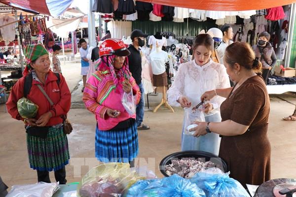 Kỳ lạ phiên chợ giữ hồn Tây Bắc giữa đại ngàn Tây Nguyên