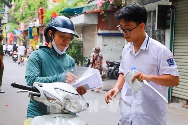 Thí sinh Hà Nội bước vào môn thi đầu tiên của Kỳ thi tốt nghiệp Trung học phổ thông 