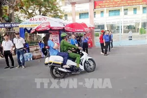 Chiến sĩ công an chở thí sinh ngủ quên đến điểm thi