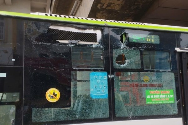 Ha Noi Metro kiểm tra các nhà ga sau sự cố mảng vữa rơi xuống xe buýt